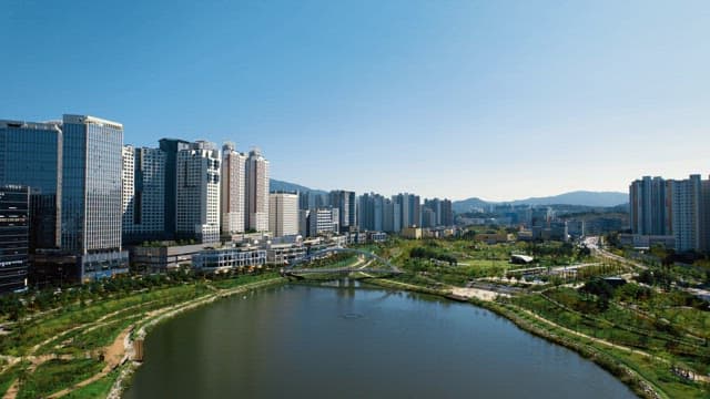 Cityscape with high-rise buildings and a lake