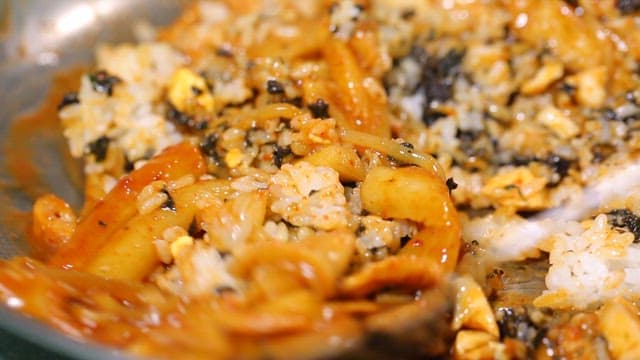 Stir-fried rice mixed with tteokbokki with ramen