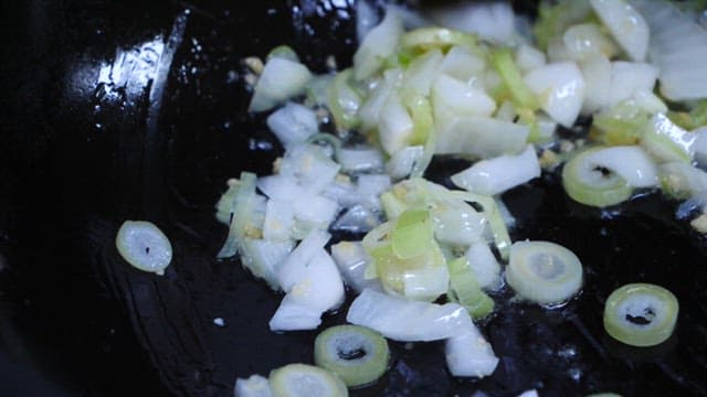 Process of producing green onion oil