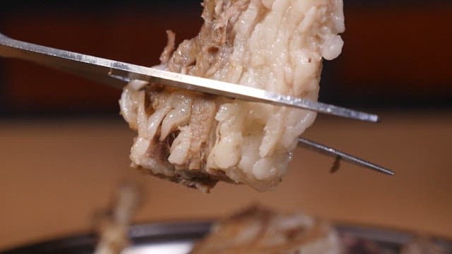 Boiled pork slice cut with scissors