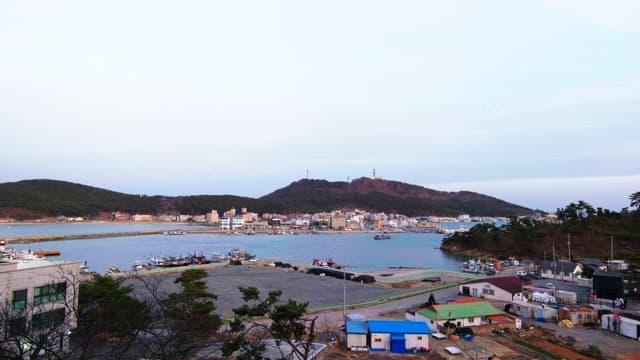 Change from day to night in a port city