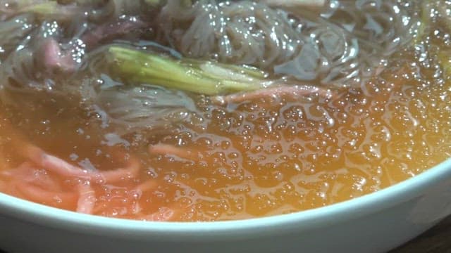 Scene of lifting cold noodles with chopsticks