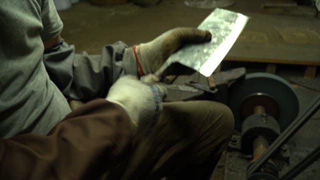 Metal grinding process with sparks