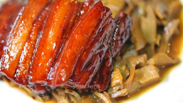 The process of making red braised pork belly