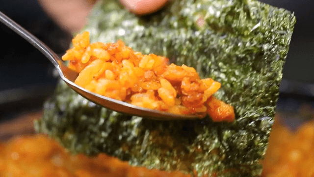 Fried rice with grilled marinated beef tripe wrapped in laver