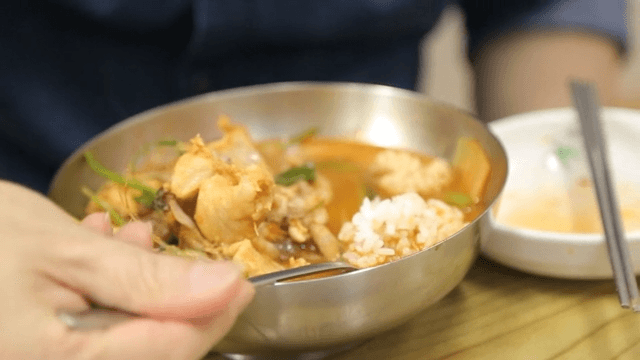 Person who soaks rice in Spicy shaggy sea raven stew