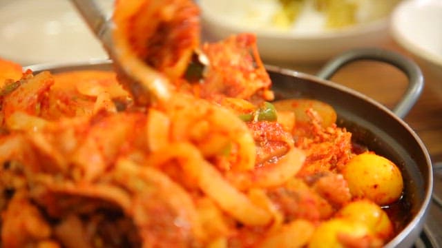 Spicy braised chicken with chicken eggs and ootheca