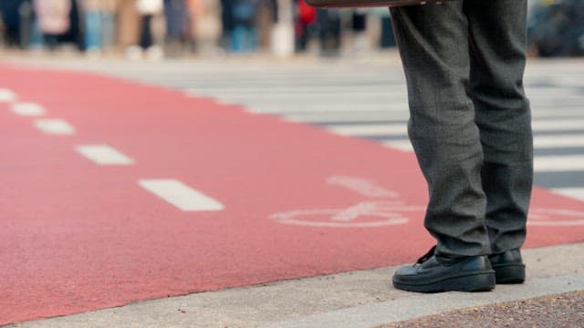 People crossing a crowded crosswalk