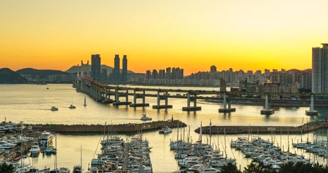 From evening to night in Busan, a port city where yachts are anchored