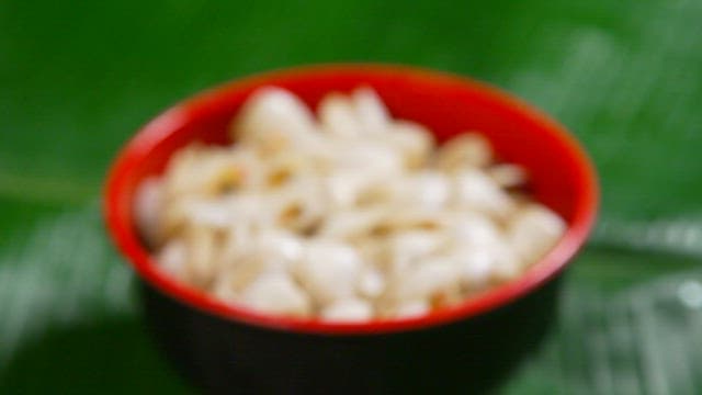 Bowl of fresh clams on a green leaf