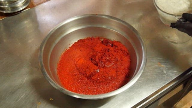 Make a seasoning sauce by mixing chili powder and sauce in the kitchen