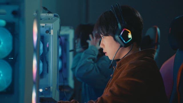 Concentrated Individuals Gaming on Computers