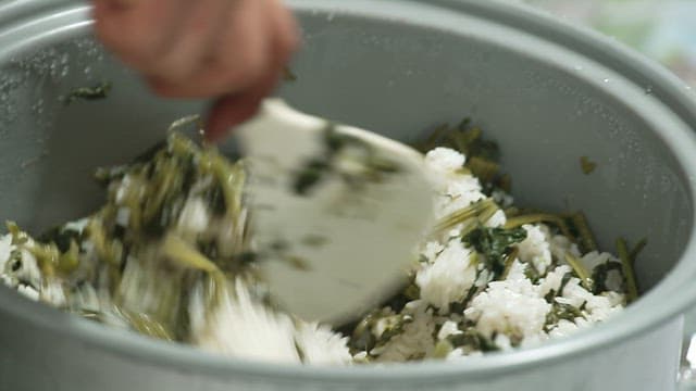 Mix the Korean Thistle and Rice Cooked in a Rice Cooker with a Spatula
