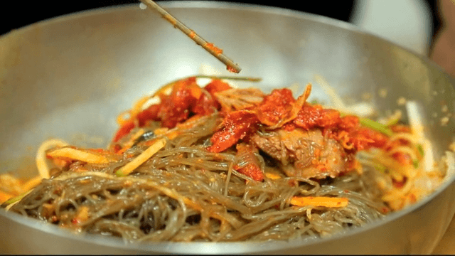 Stirring cold buckwheat noodles with raw pollack with chopsticks