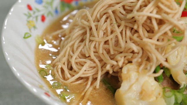 Lad na, a delicious Thai dish made with vegetables and meat and fried noodles