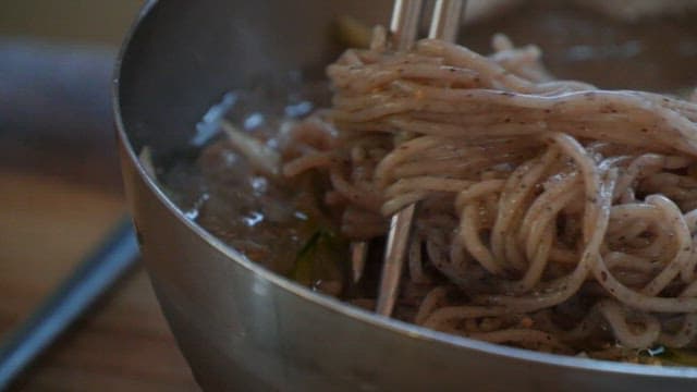 Cold noodles lifted with chopsticks