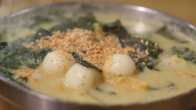 Warm glutinous rice dumplings with dried pollack and seaweed